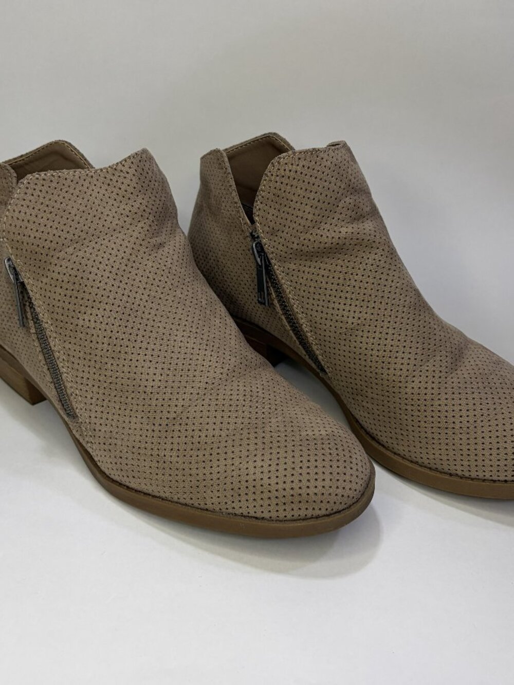 Universal Threads Ankle Boots Tan 8.5W Wide Double Zip Sueded Feel Low Heel